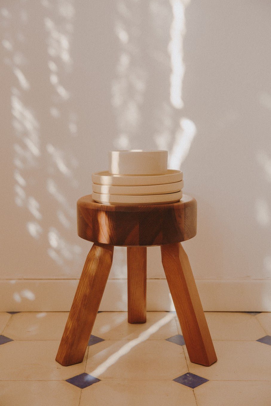 Tabouret rond en pin brun chaud 32,5 x 30,5 x 32,5 cm AML - Frama - The Cool Republic