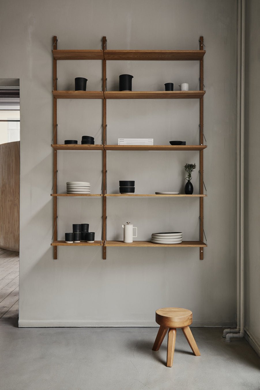 Tabouret rond en pin brun chaud 32,5 x 30,5 x 32,5 cm AML - Frama - The Cool Republic