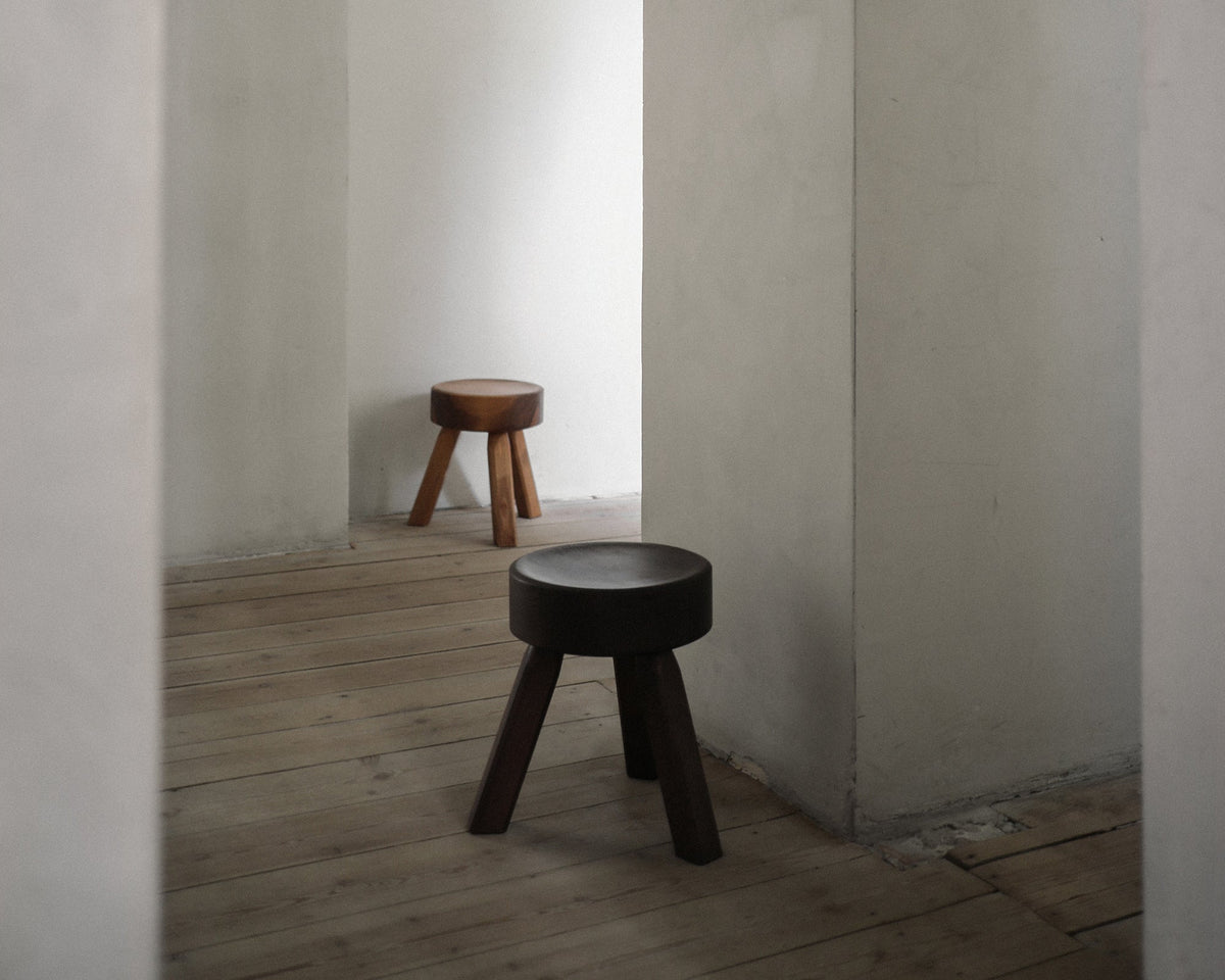 Tabouret rond en pin marron foncé 32,5 x 30,5 x 32,5 cm AML - Frama - The Cool Republic