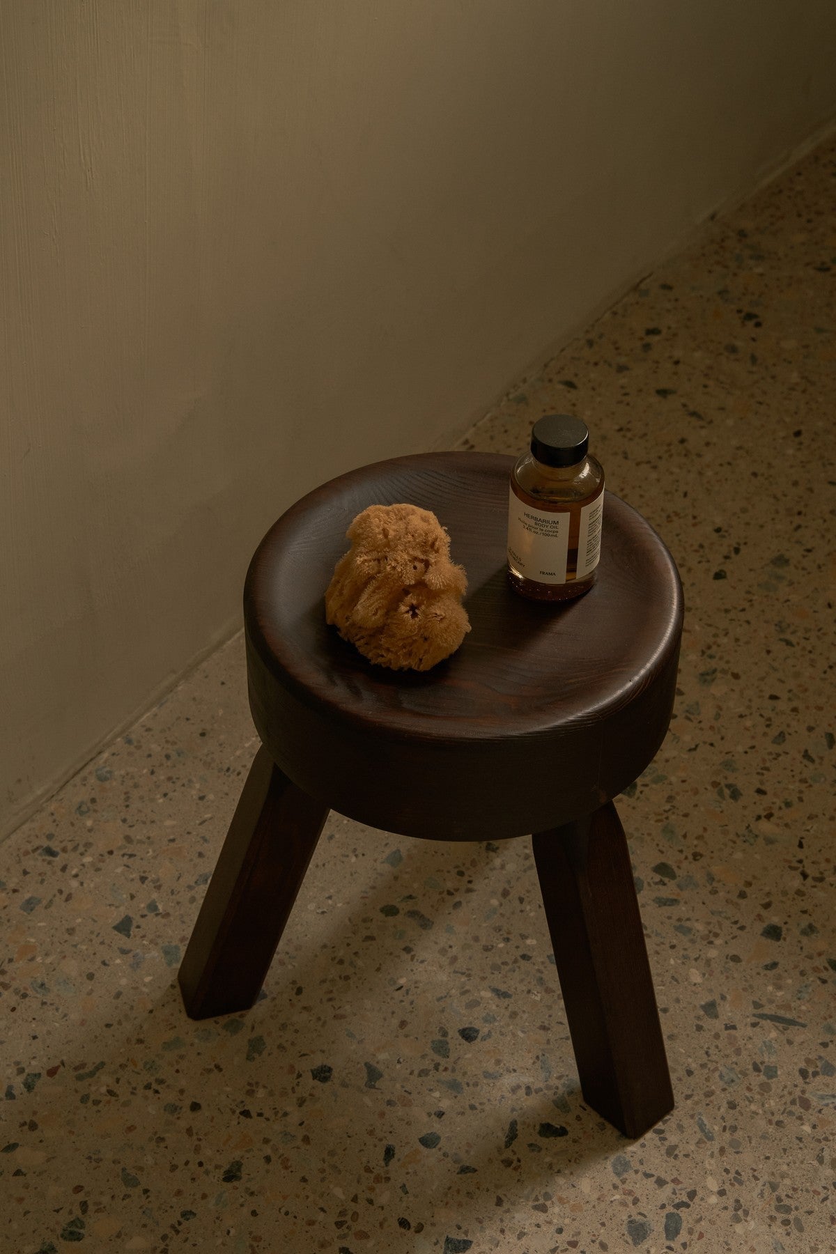 Tabouret rond en pin marron foncé 32,5 x 30,5 x 32,5 cm AML - Frama - The Cool Republic
