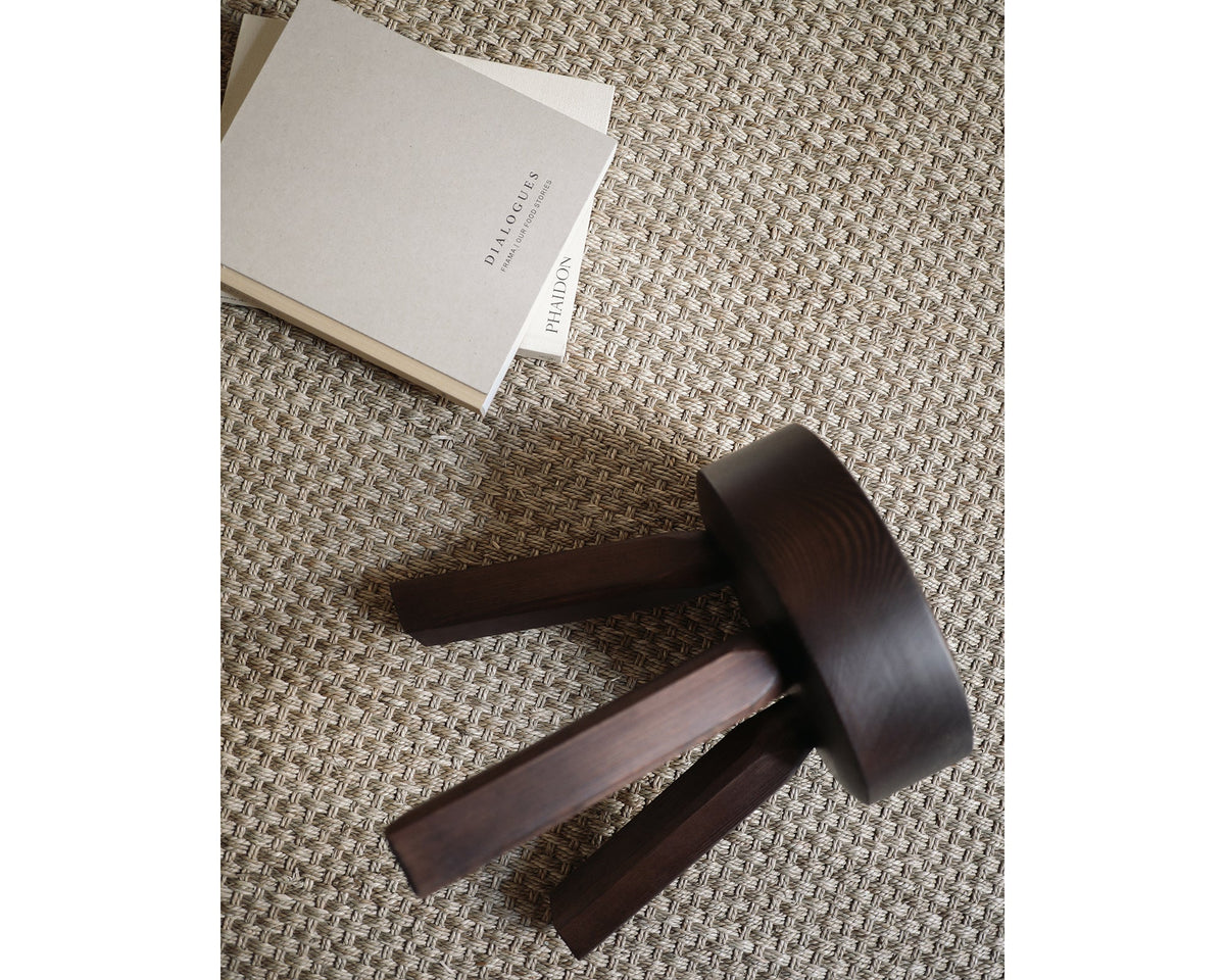 Tabouret rond en pin marron foncé 32,5 x 30,5 x 32,5 cm AML - Frama - The Cool Republic