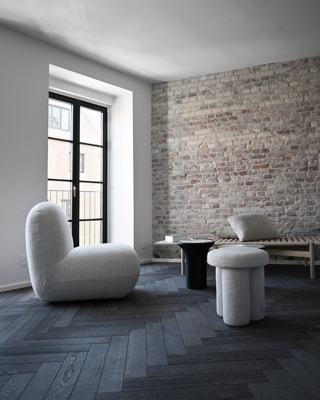 Tabouret rond en tissu bouclé blanc cassé Big Foot - 101 COPENHAGEN - The Cool Republic