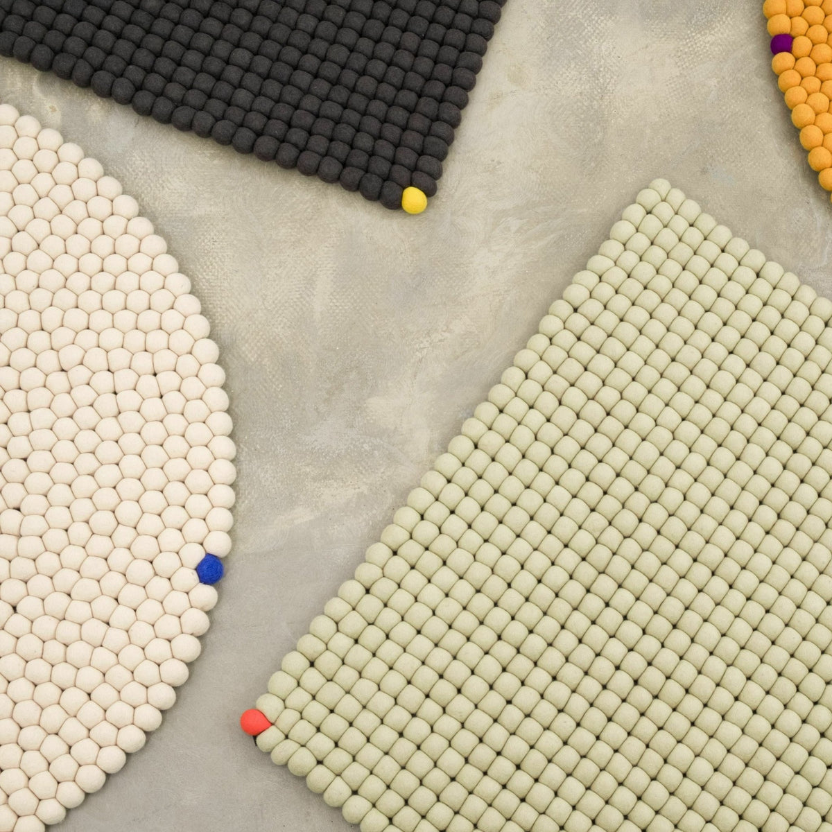 Tapis à boules de feutre anthracite 120x170 cm Big One - myfelt - The Cool Republic