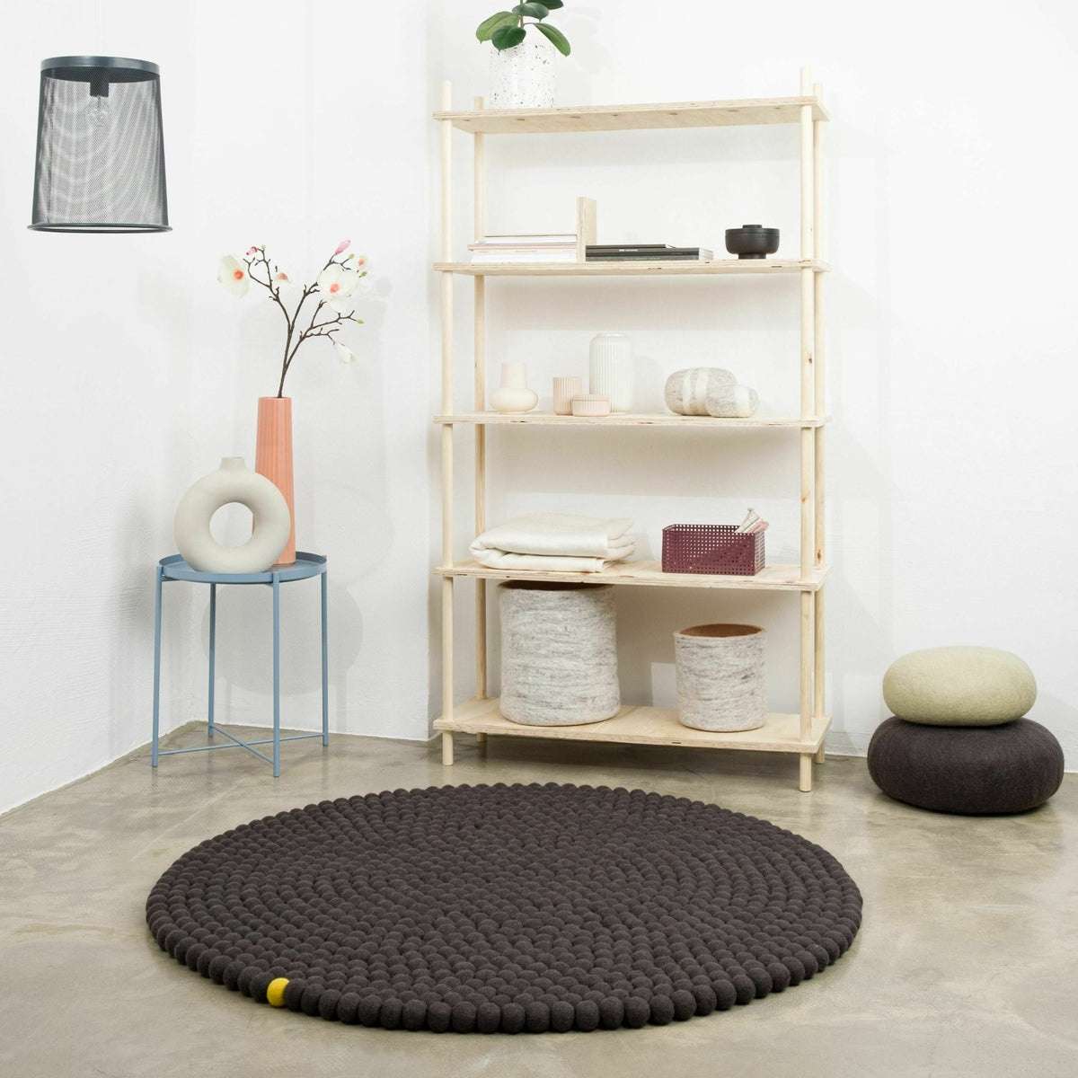 Tapis à boules de feutre anthracite 140 cm Big One - myfelt - The Cool Republic