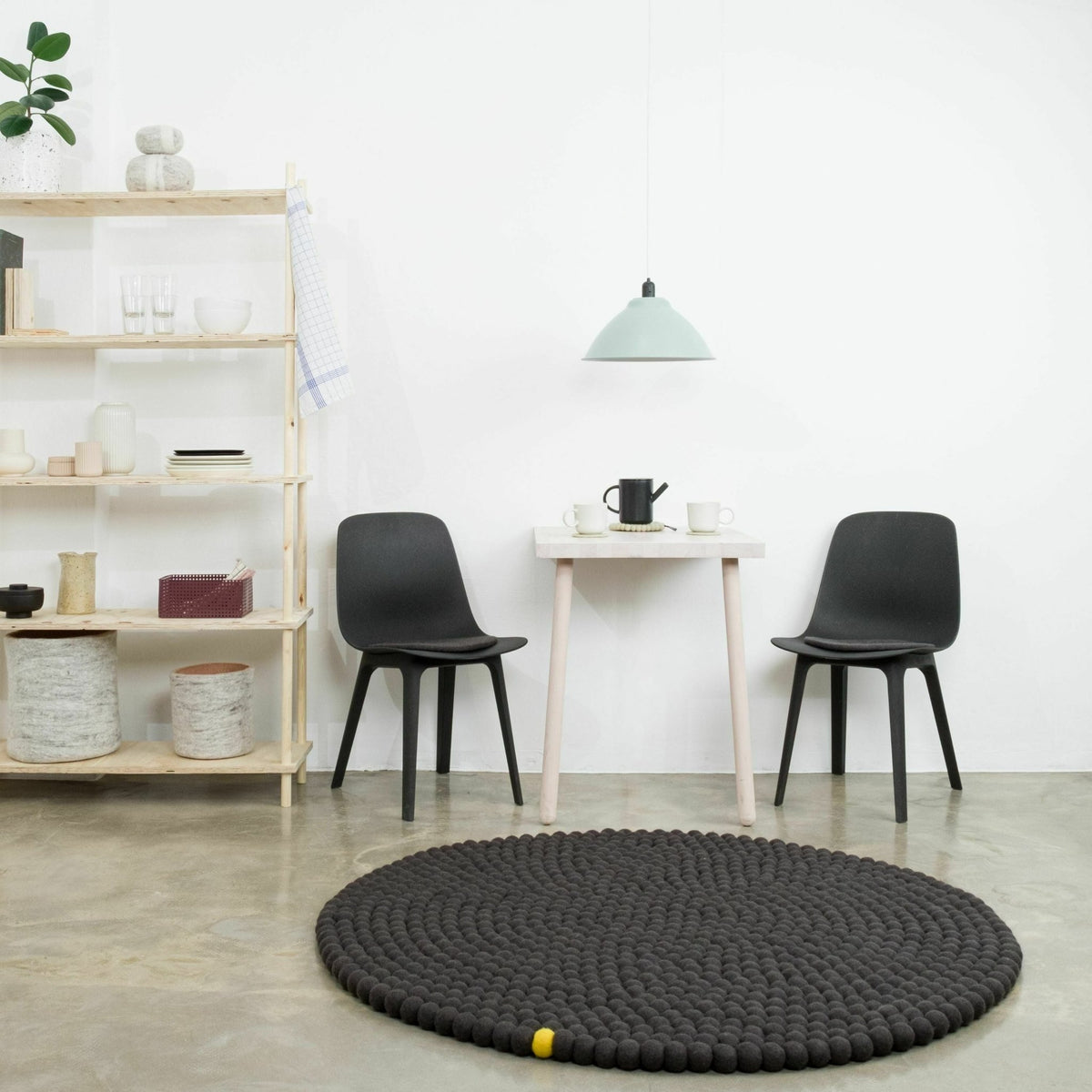 Tapis à boules de feutre anthracite 140 cm Big One - myfelt - The Cool Republic