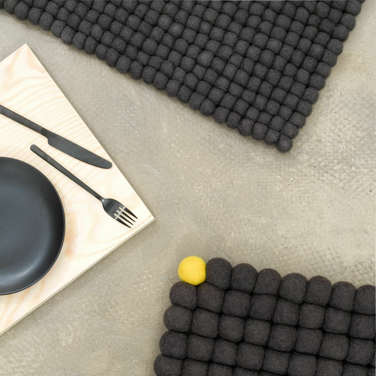 Tapis à boules de feutre anthracite 140x200 cm Big One - myfelt - The Cool Republic