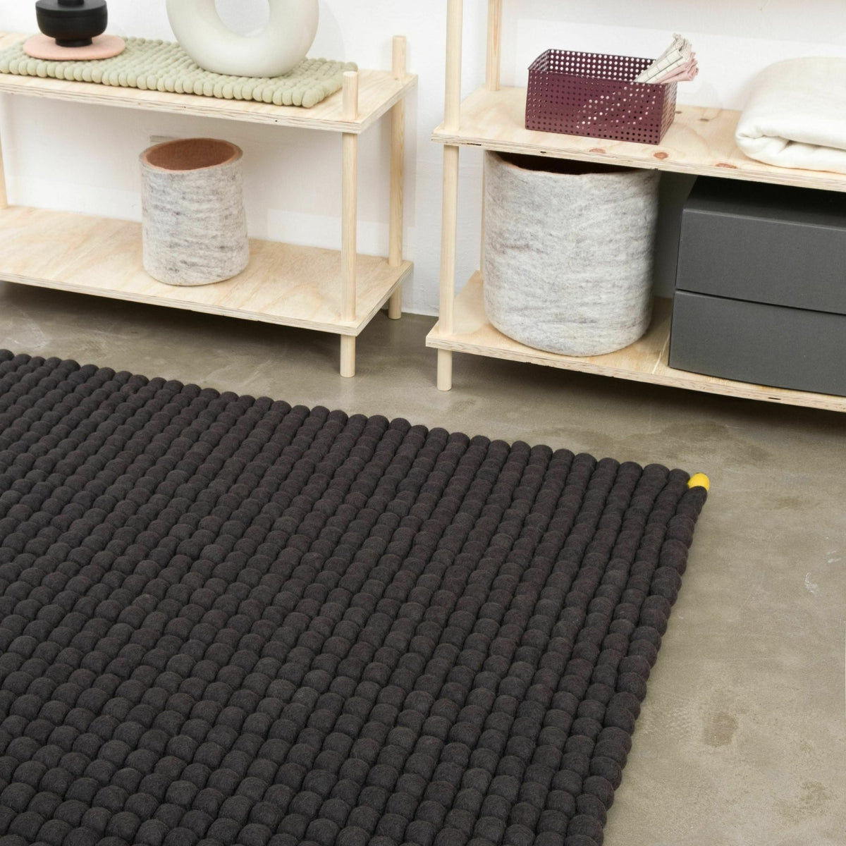Tapis à boules de feutre anthracite 140x200 cm Big One - myfelt - The Cool Republic