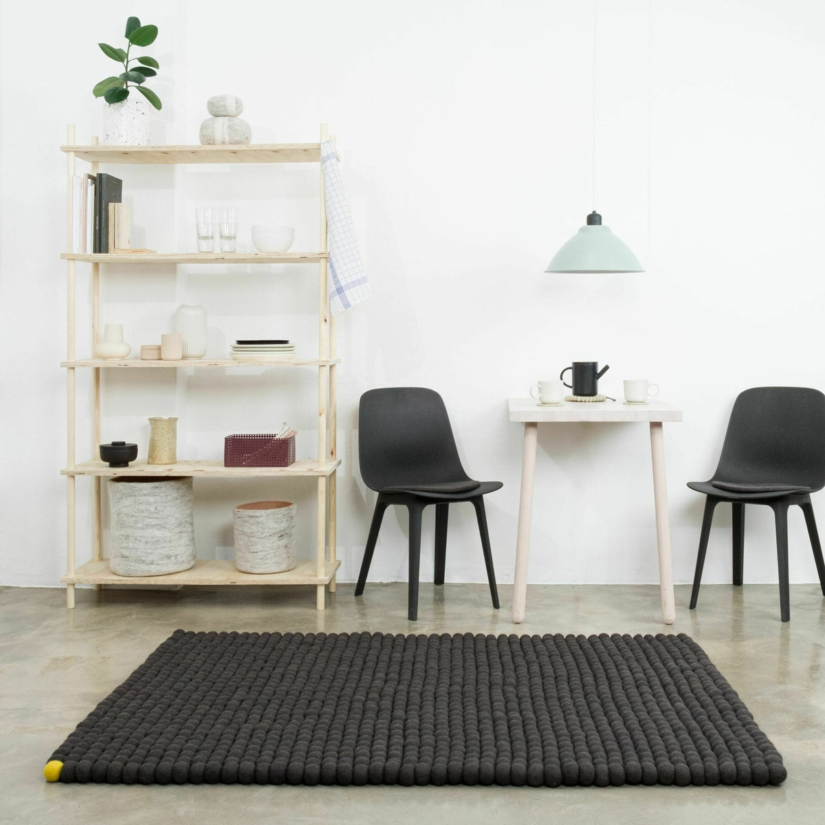 Tapis à boules de feutre anthracite 160x230 cm Big One - myfelt - The Cool Republic