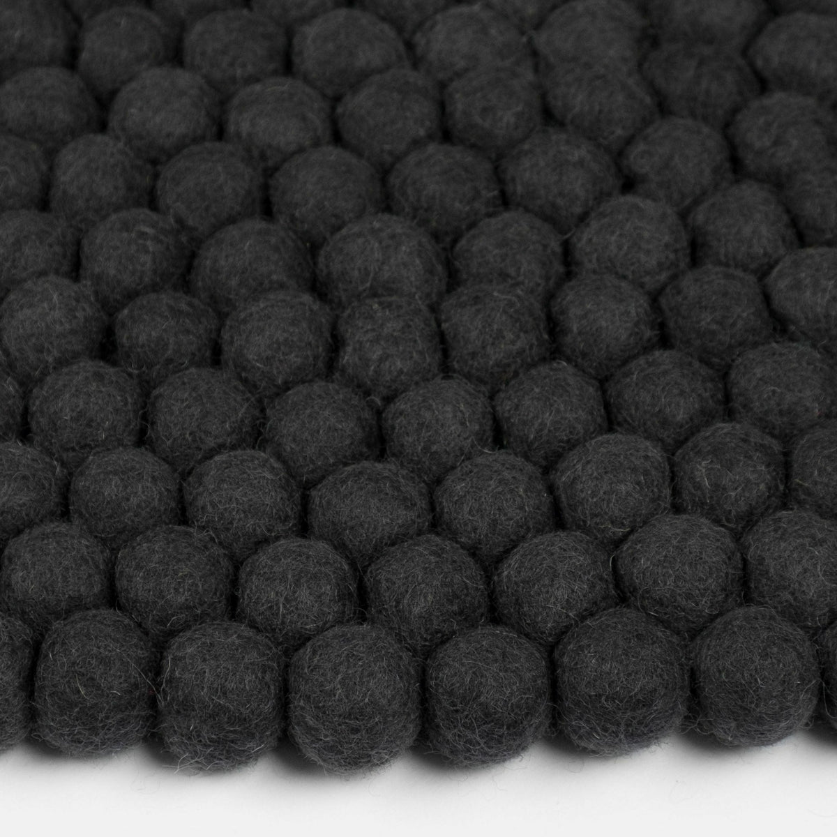Tapis à boules de feutre anthracite 180 cm Kuno - myfelt - The Cool Republic