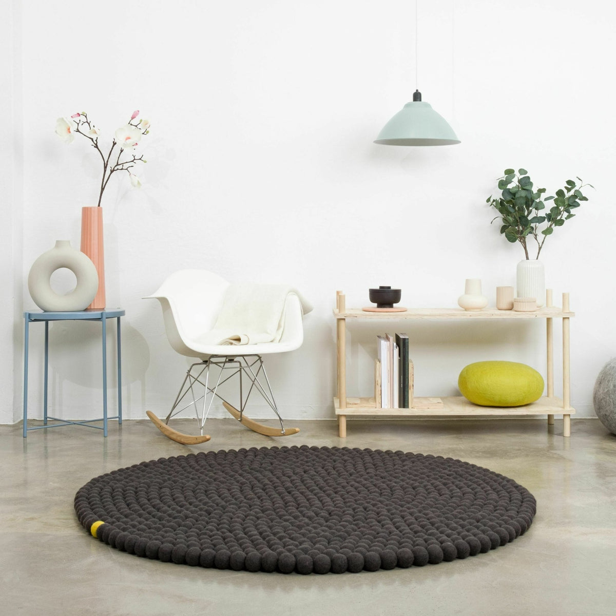 Tapis à boules de feutre anthracite 200 cm Big One - myfelt - The Cool Republic