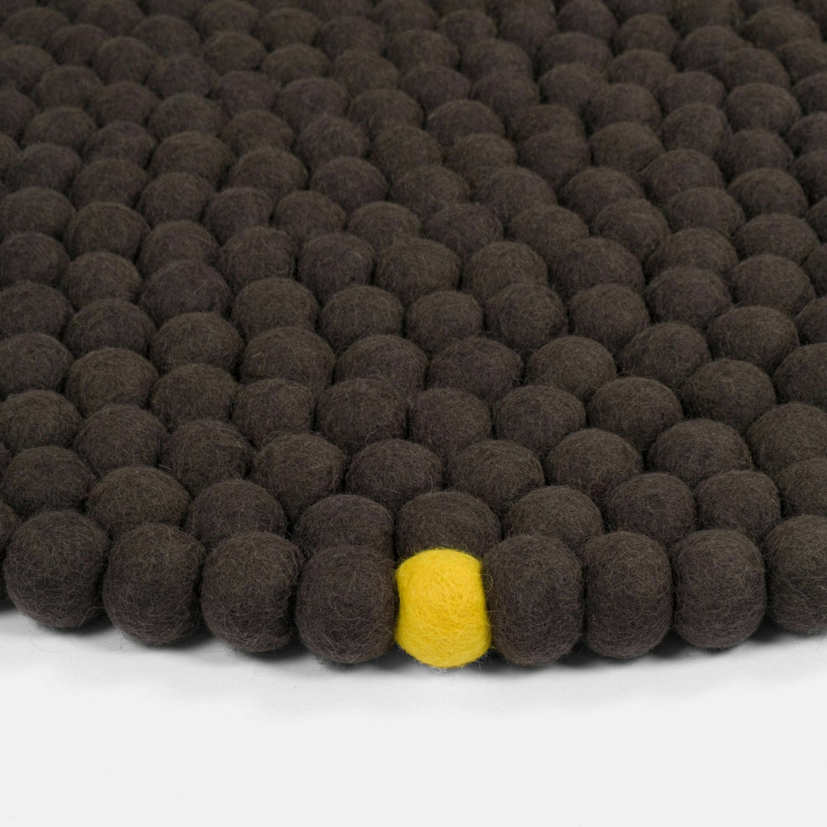 Tapis à boules de feutre anthracite 200 cm Big One - myfelt - The Cool Republic