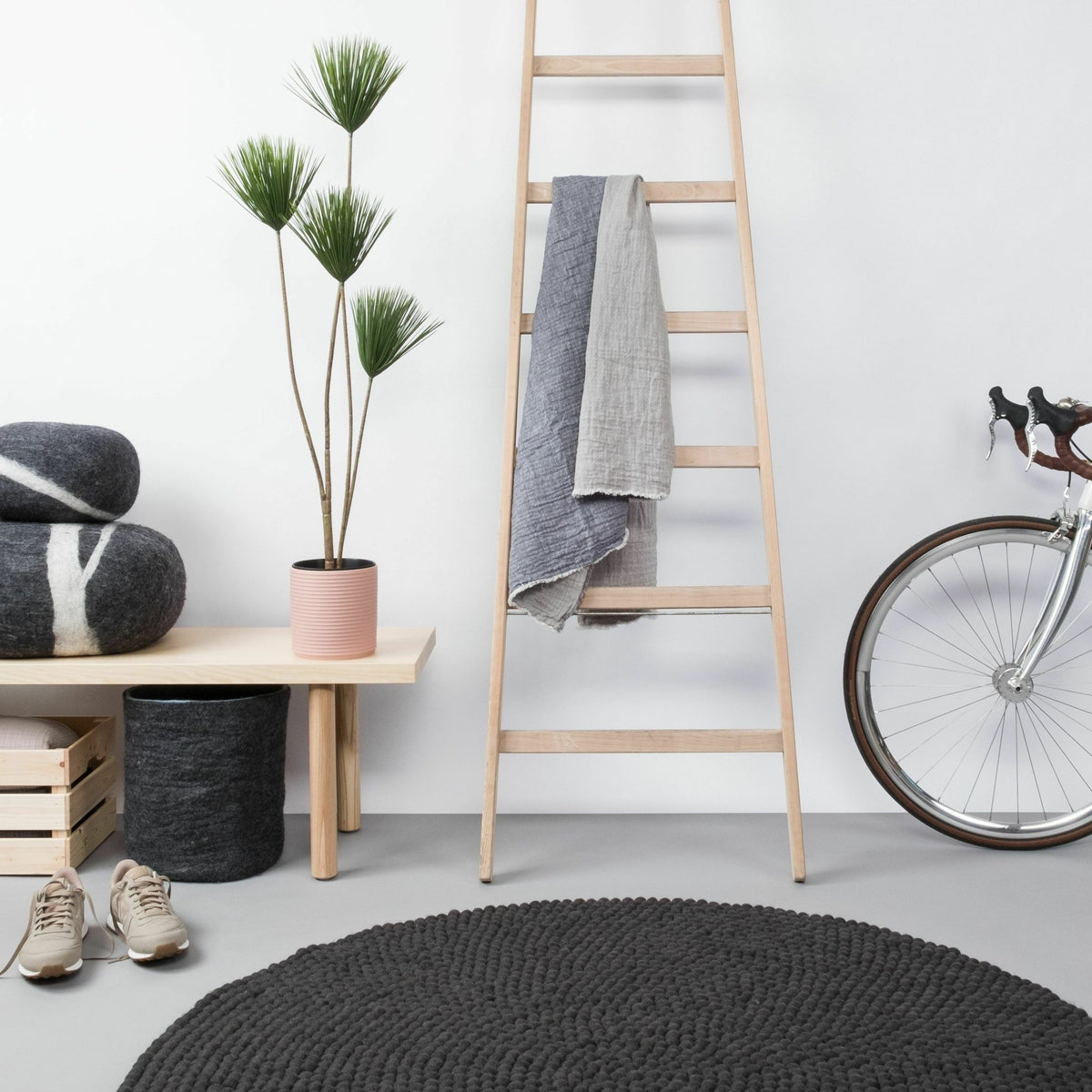Tapis à boules de feutre anthracite 200 cm Kuno - myfelt - The Cool Republic