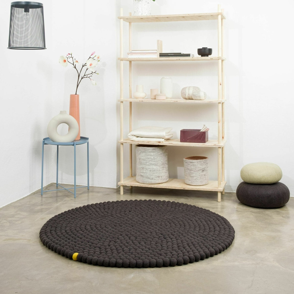 Tapis à boules de feutre anthracite 250 cm Big One - myfelt - The Cool Republic