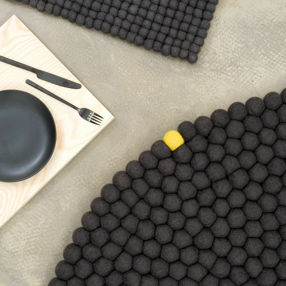Tapis à boules de feutre anthracite 300 cm Big One - myfelt - The Cool Republic