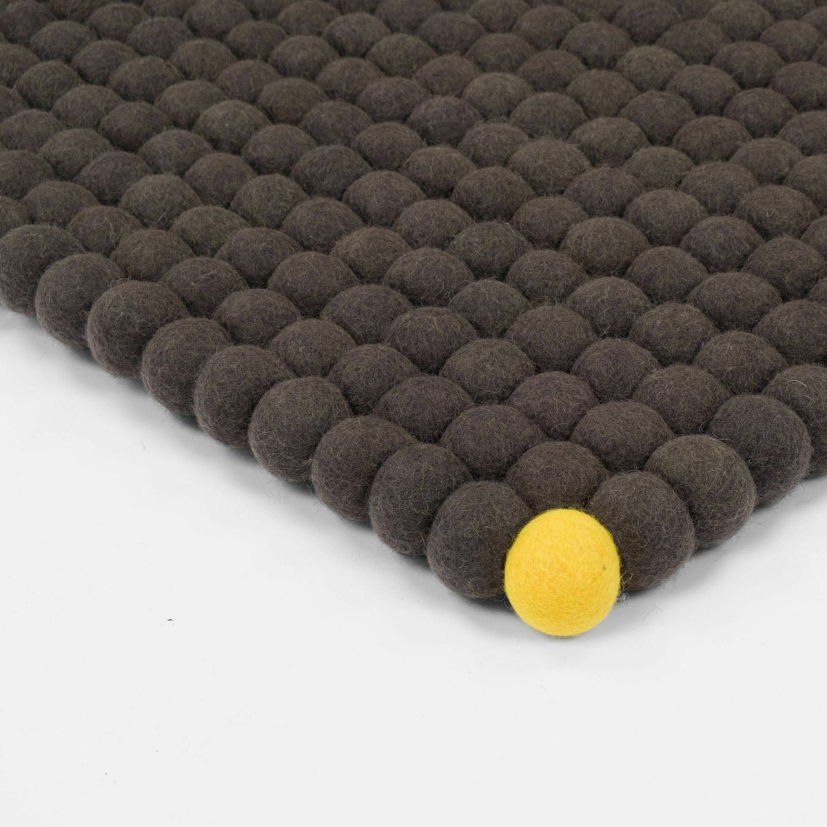 Tapis à boules de feutre anthracite 50x70 cm Big One - myfelt - The Cool Republic