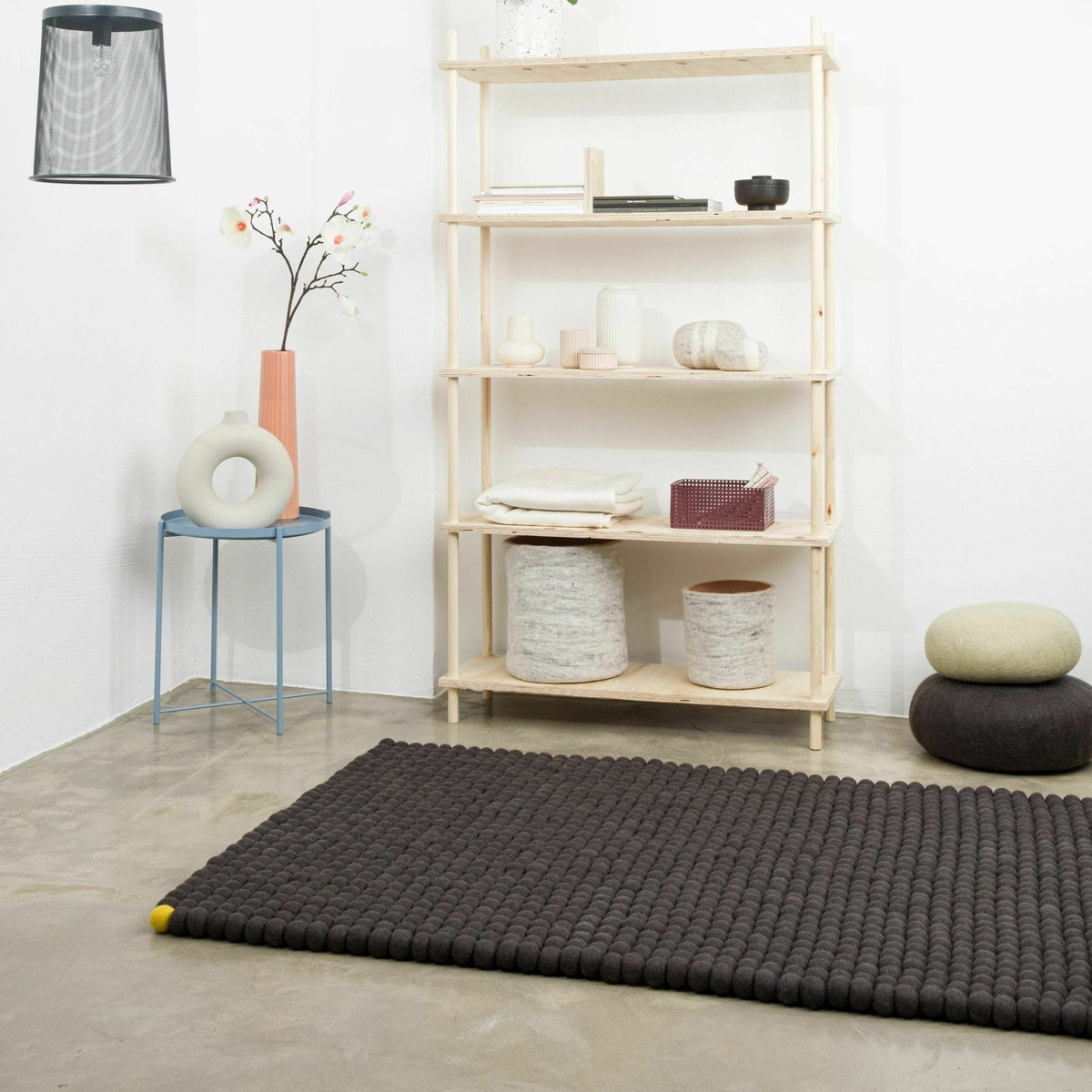 Tapis à boules de feutre anthracite 50x70 cm Big One - myfelt - The Cool Republic