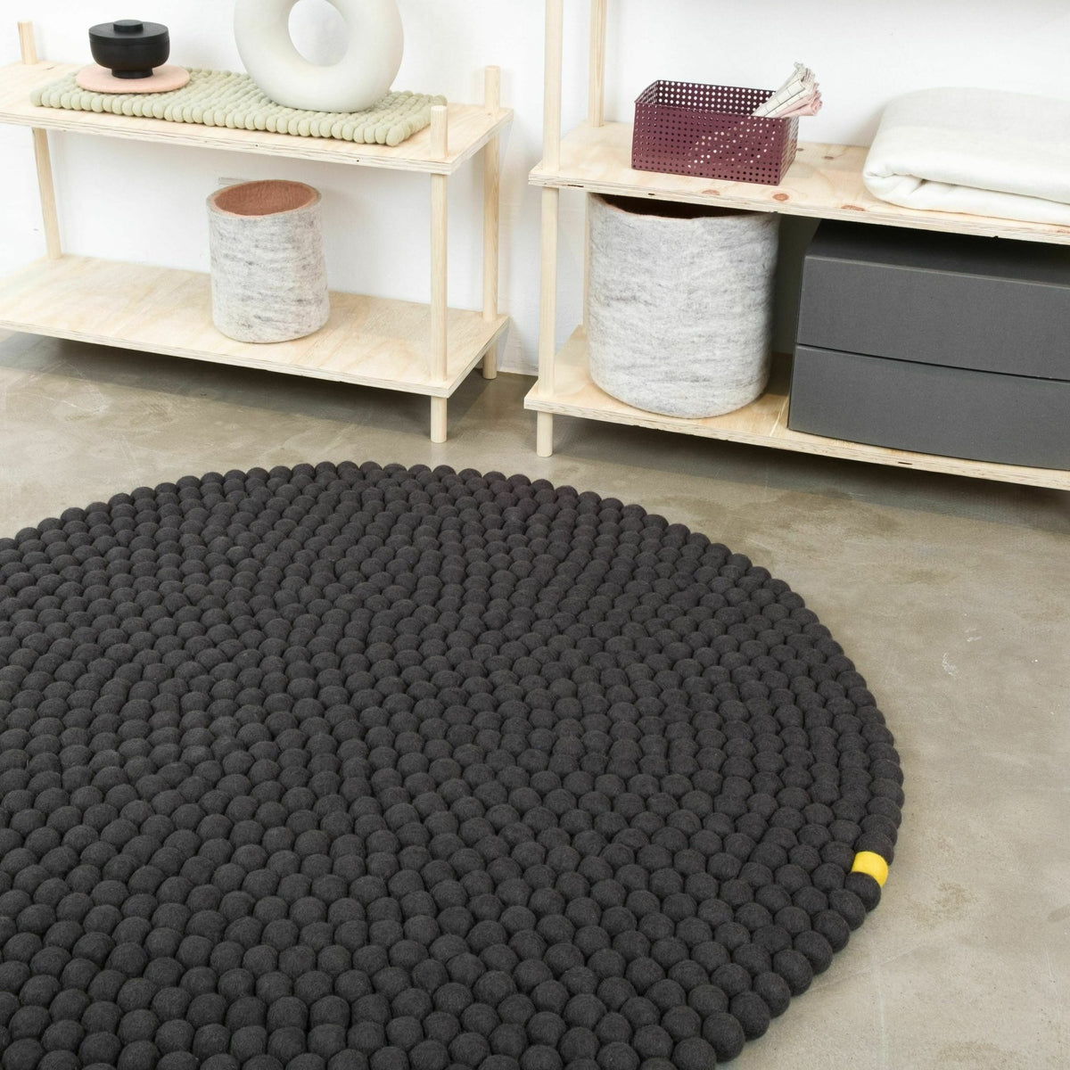 Tapis à boules de feutre anthracite 70 cm Big One - myfelt - The Cool Republic