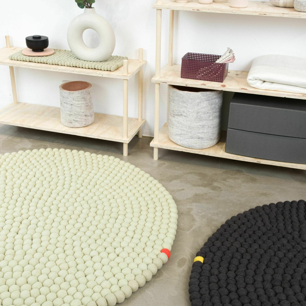 Tapis à boules de feutre anthracite 70 cm Big One - myfelt - The Cool Republic