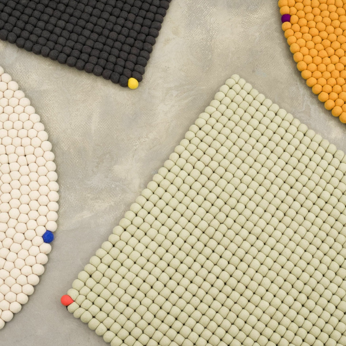 Tapis à boules de feutre anthracite 70 cm Big One - myfelt - The Cool Republic