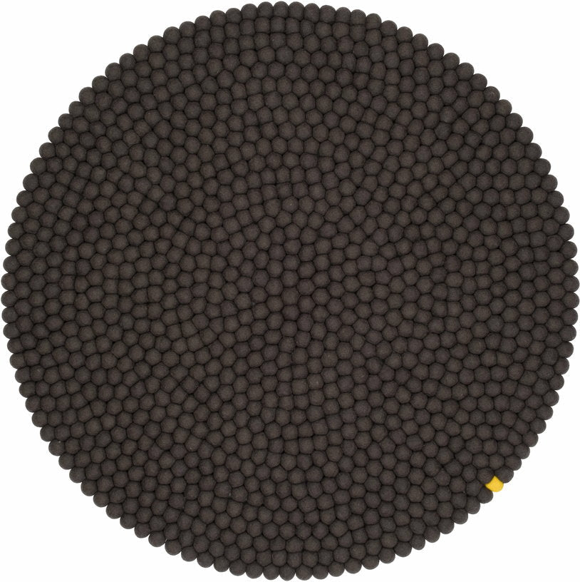 Tapis à boules de feutre anthracite 70 cm Big One - myfelt - The Cool Republic