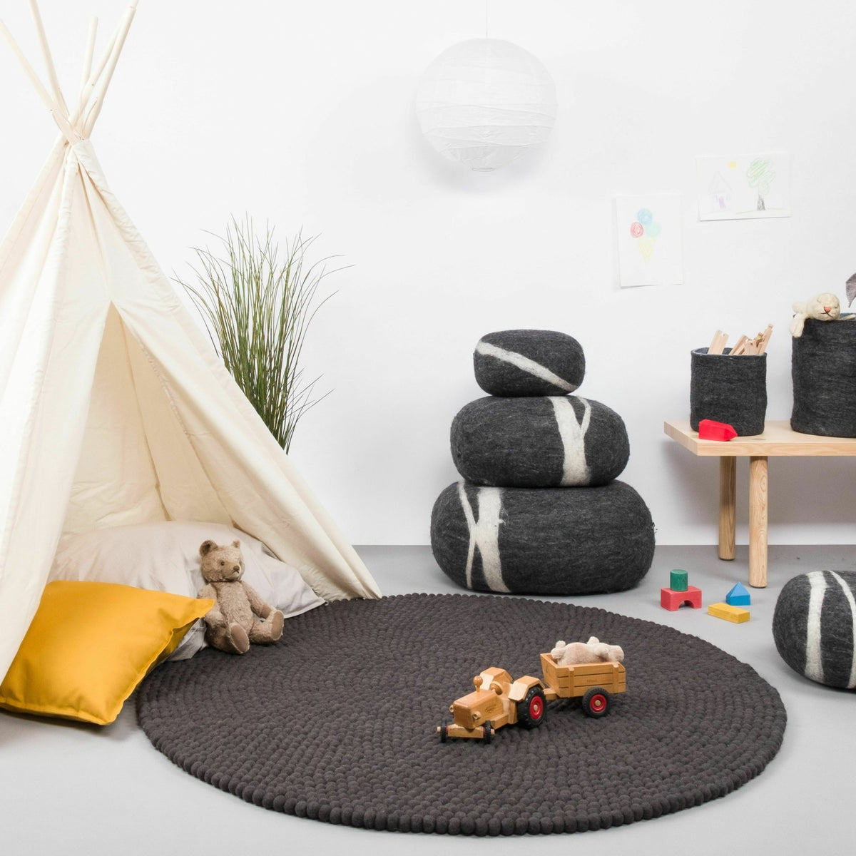 Tapis à boules de feutre anthracite 90 cm Kuno - myfelt - The Cool Republic