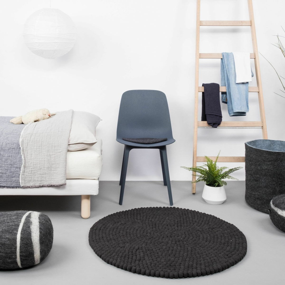 Tapis à boules de feutre anthracite 90 cm Kuno - myfelt - The Cool Republic