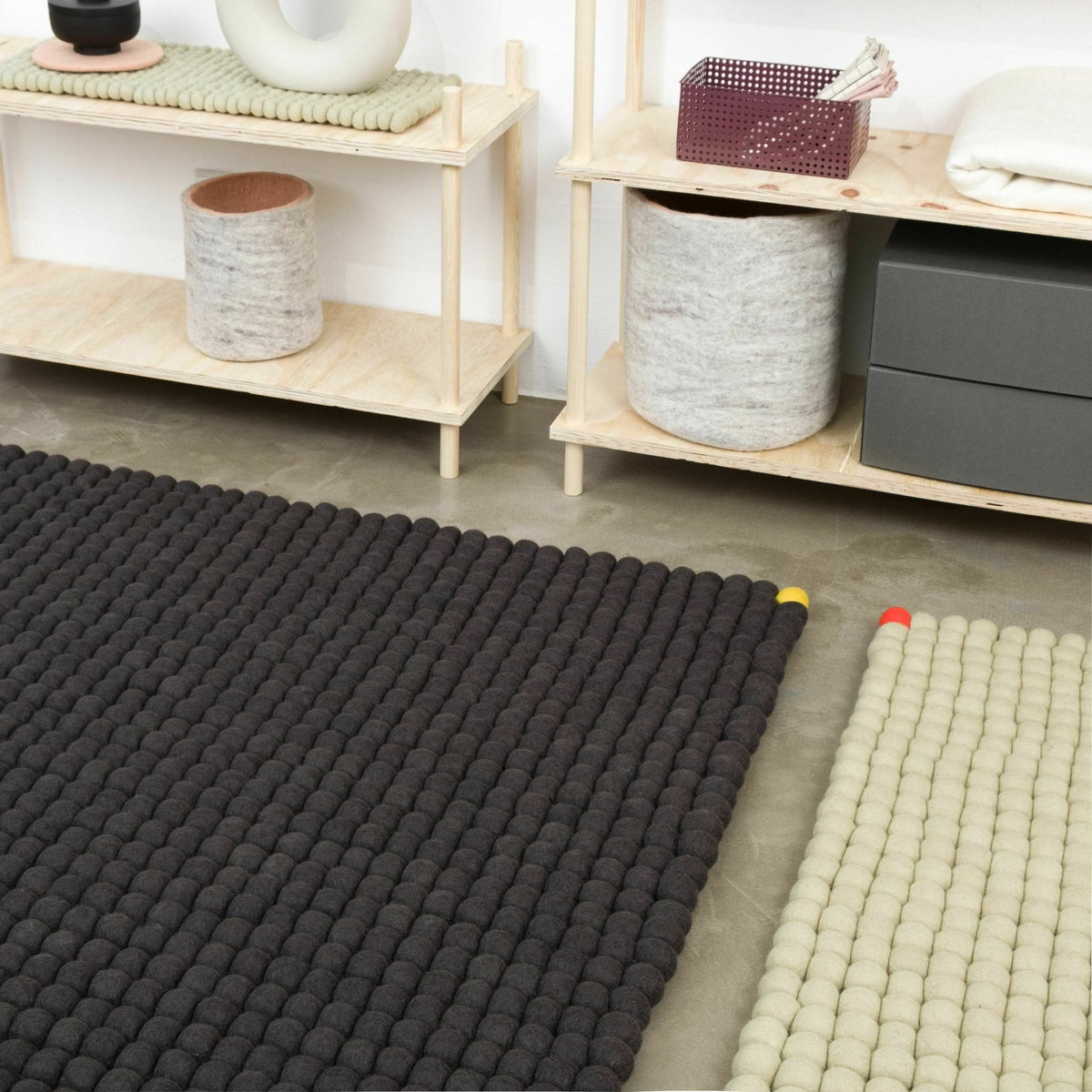 Tapis à boules de feutre anthracite 90x130 cm Big One - myfelt - The Cool Republic