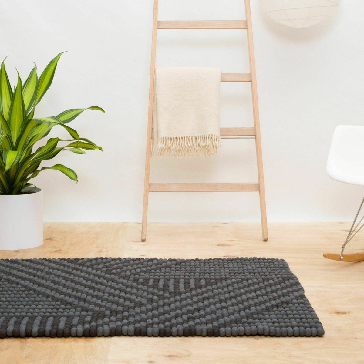 Tapis à boules de feutre anthracite et gris foncé 90x130 cm Weave - myfelt - The Cool Republic