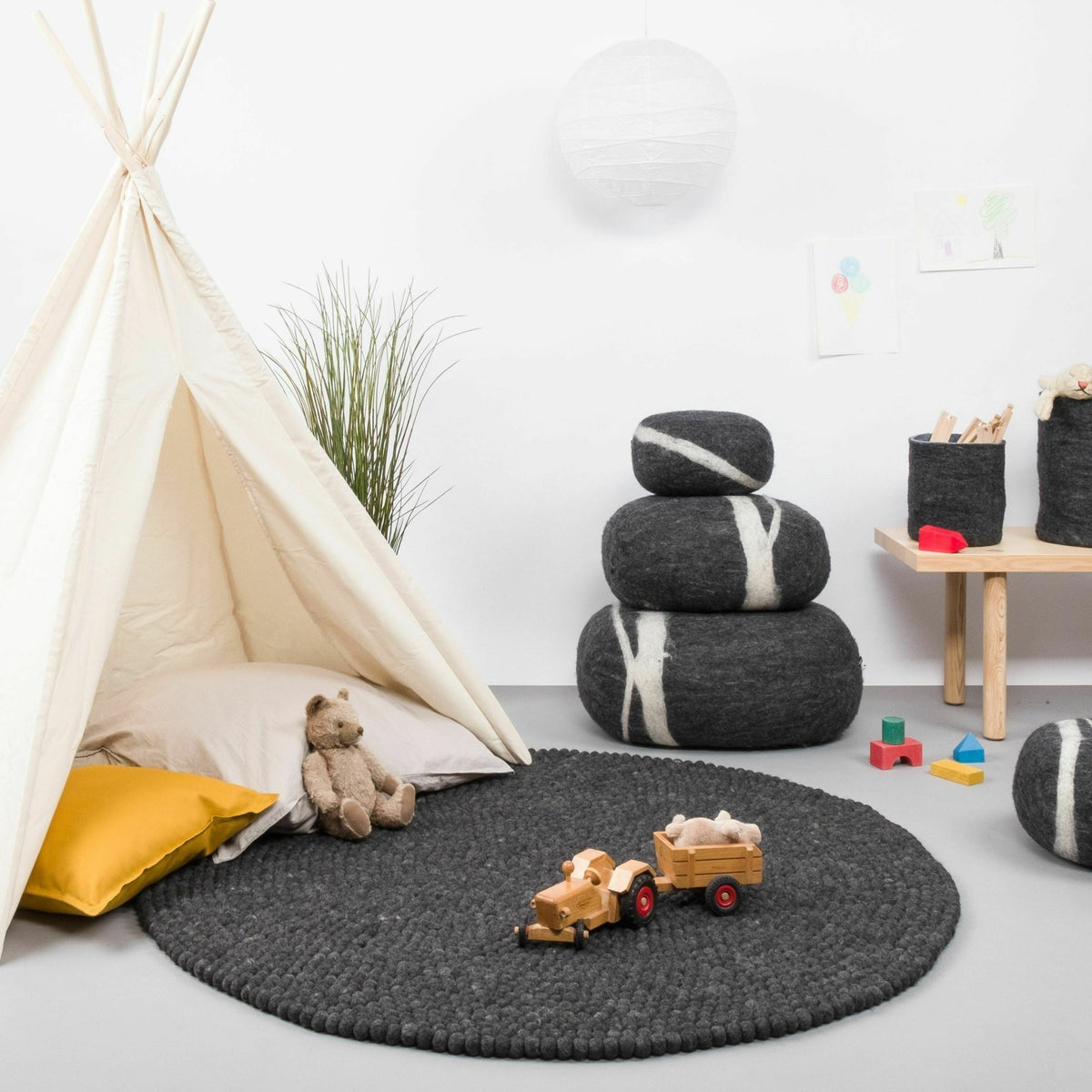 Tapis à boules de feutre anthracite marbré 140 cm Hugo - myfelt - The Cool Republic
