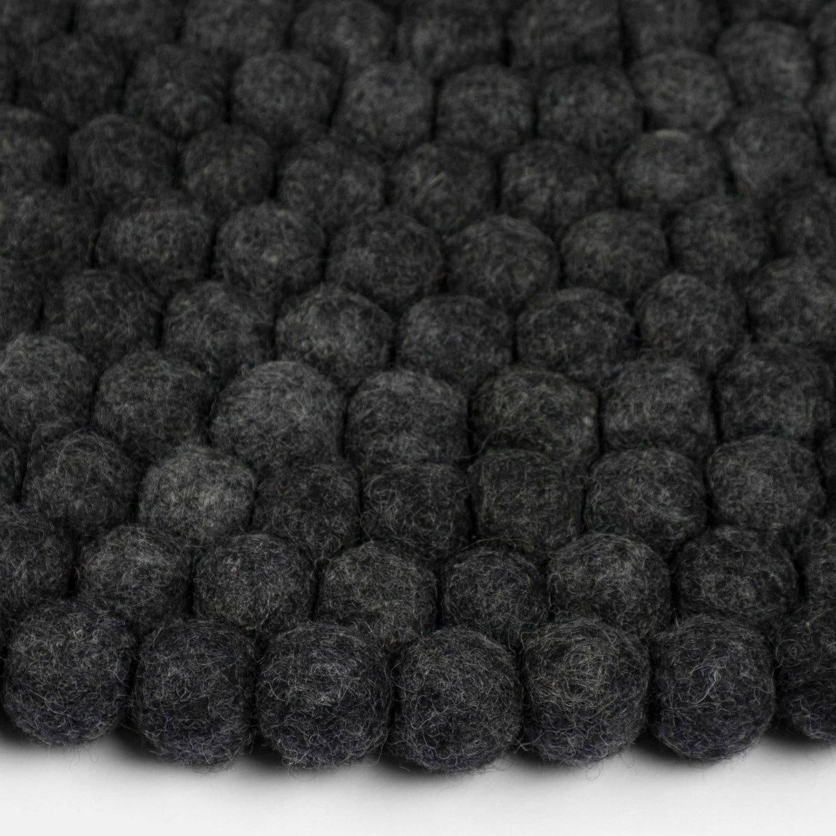 Tapis à boules de feutre anthracite marbré 200 cm Hugo - myfelt - The Cool Republic