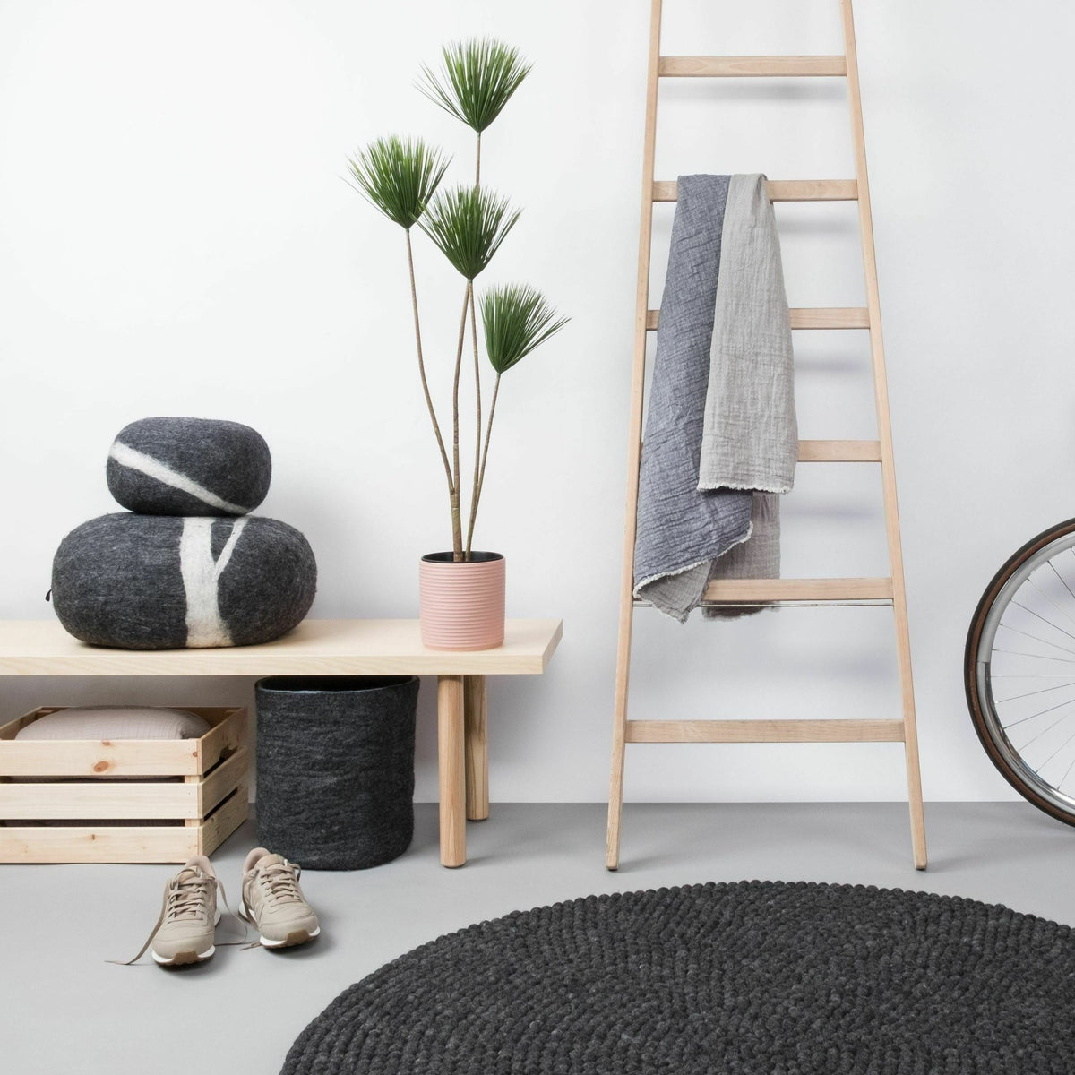 Tapis à boules de feutre anthracite marbré 300 cm Hugo - myfelt - The Cool Republic