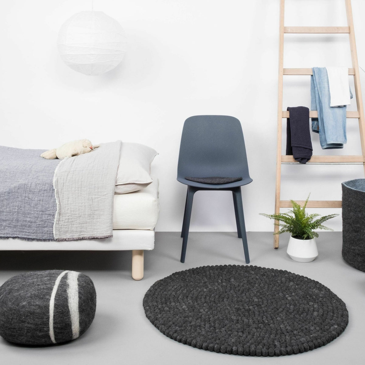 Tapis à boules de feutre anthracite marbré 70 cm Hugo - myfelt - The Cool Republic