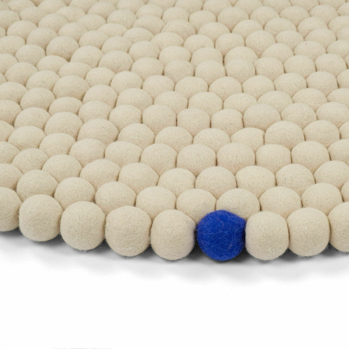 Tapis à boules de feutre beige 140 cm Big One - myfelt - The Cool Republic