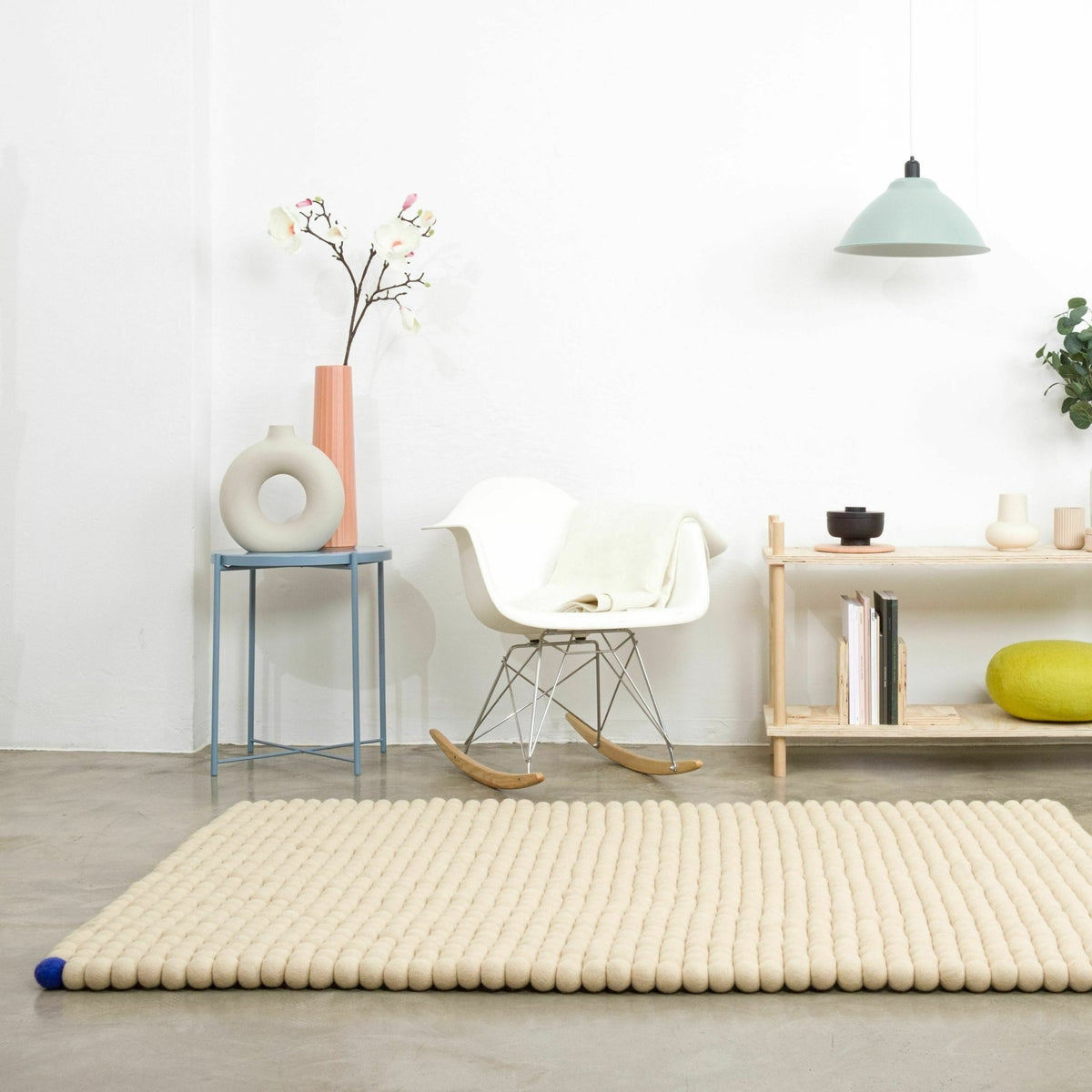 Tapis à boules de feutre beige 140x200 cm Big One - myfelt - The Cool Republic