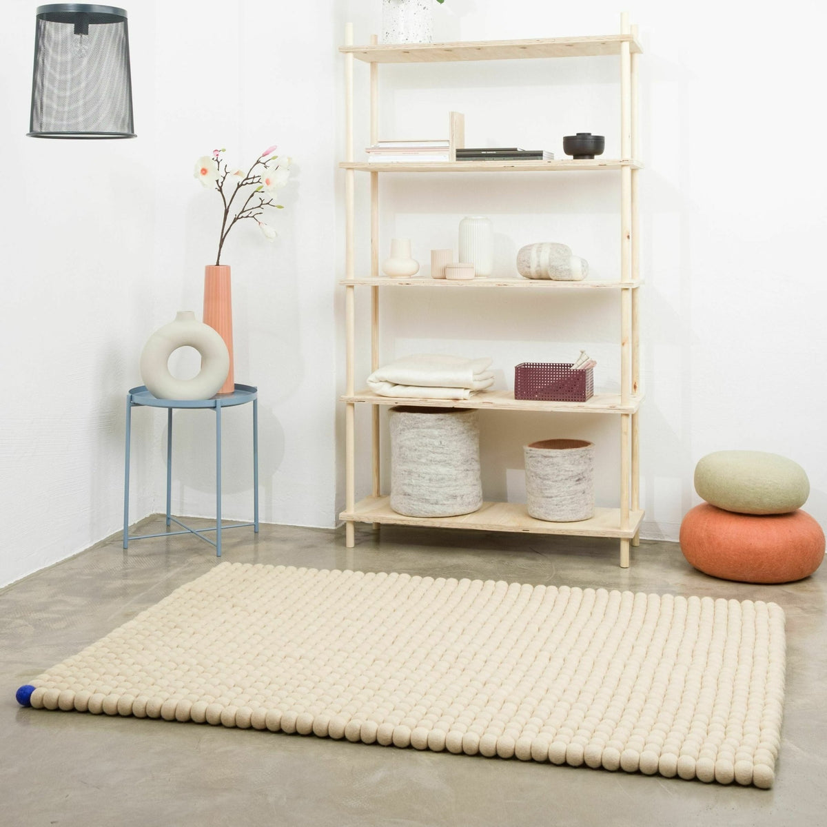 Tapis à boules de feutre beige 140x200 cm Big One - myfelt - The Cool Republic