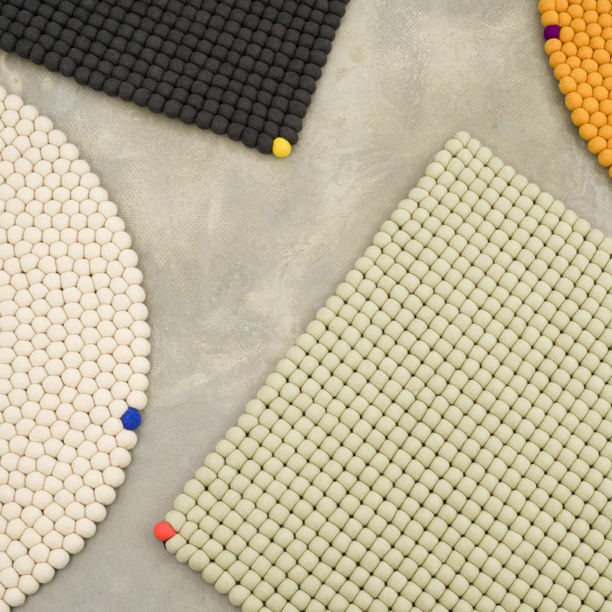 Tapis à boules de feutre beige 160 cm Big One - myfelt - The Cool Republic
