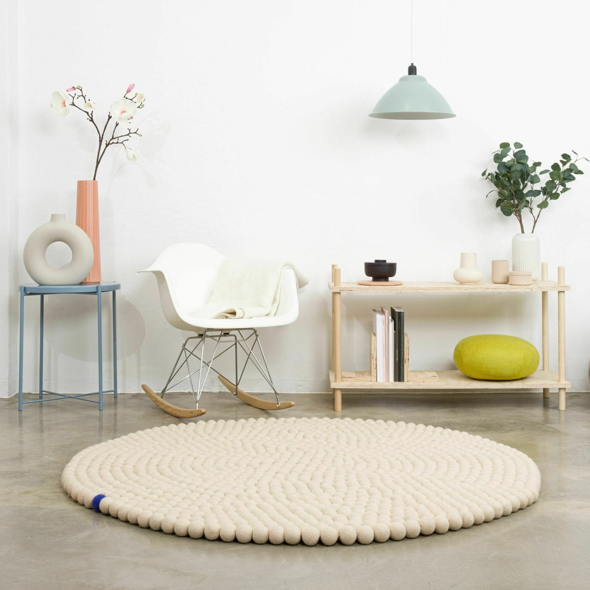 Tapis à boules de feutre beige 200 cm Big One - myfelt - The Cool Republic