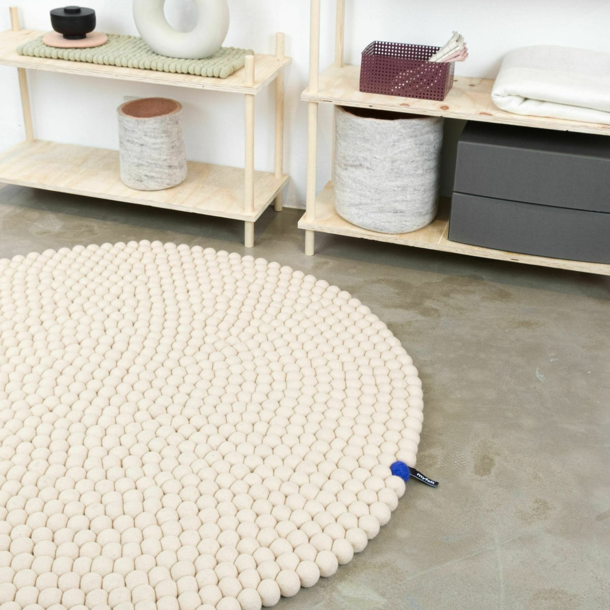 Tapis à boules de feutre beige 50 cm Big One - myfelt - The Cool Republic