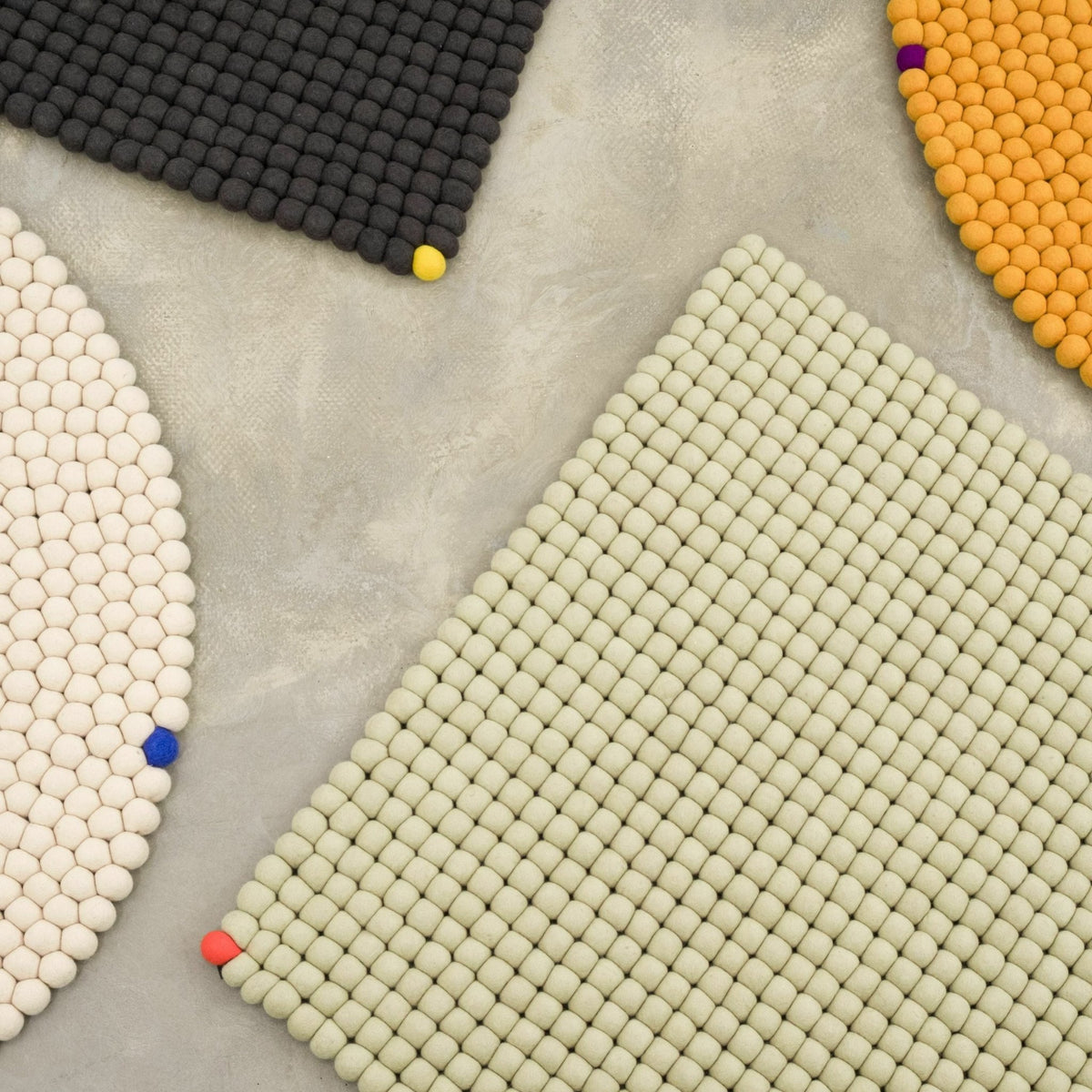 Tapis à boules de feutre beige 50x70 cm Big One - myfelt - The Cool Republic