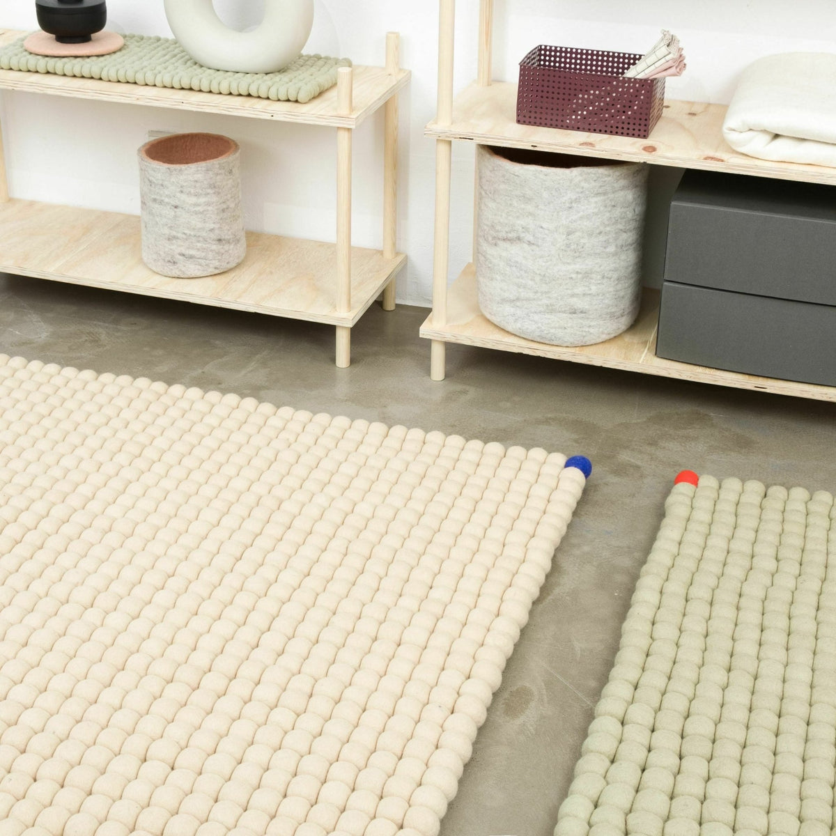 Tapis à boules de feutre beige 50x70 cm Big One - myfelt - The Cool Republic