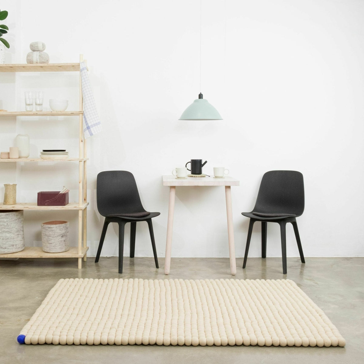 Tapis à boules de feutre beige 50x70 cm Big One - myfelt - The Cool Republic