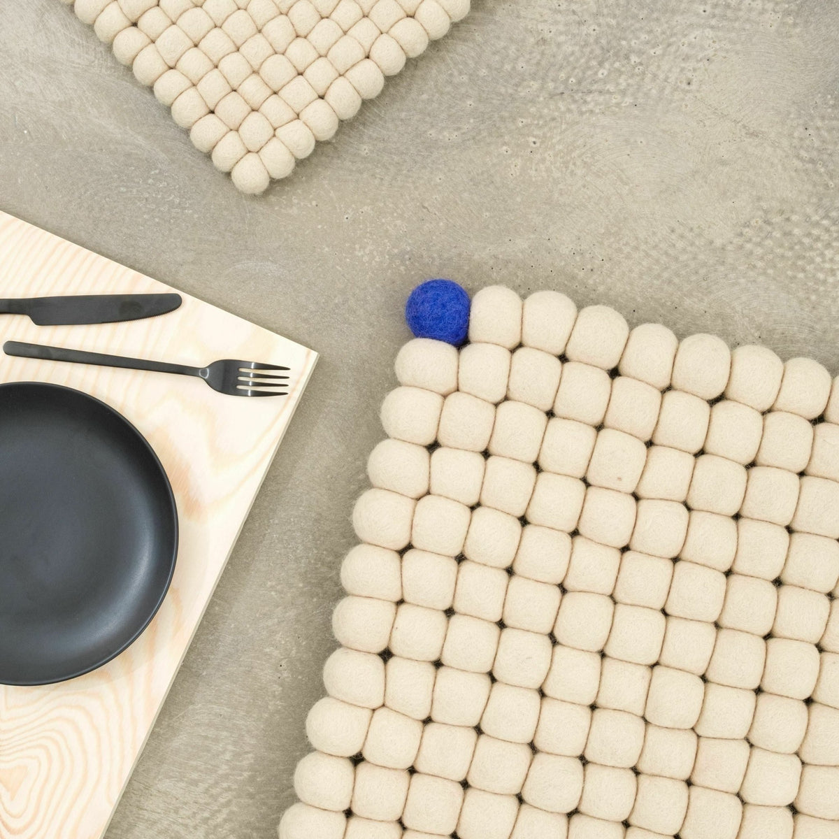 Tapis à boules de feutre beige 50x70 cm Big One - myfelt - The Cool Republic