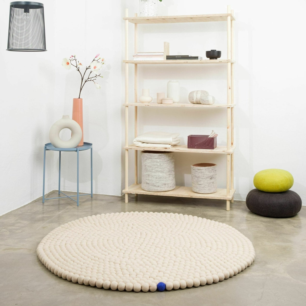 Tapis à boules de feutre beige 70 cm Big One - myfelt - The Cool Republic
