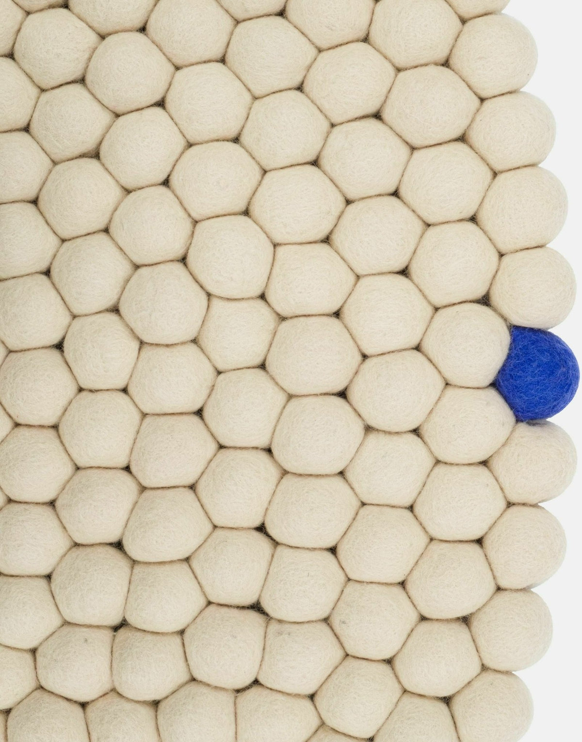 Tapis à boules de feutre beige 70 cm Big One - myfelt - The Cool Republic