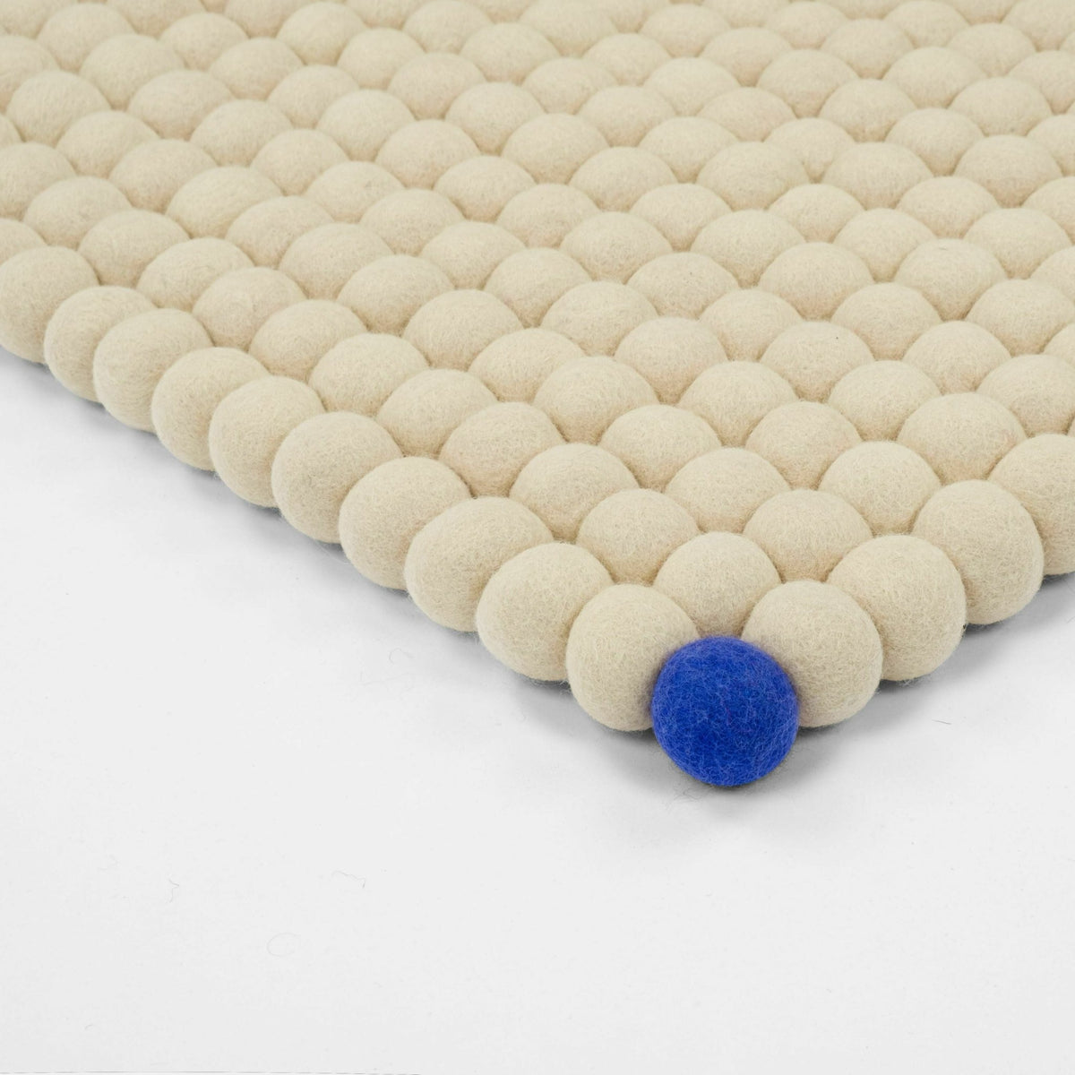 Tapis à boules de feutre beige 70x100 cm Big One - myfelt - The Cool Republic