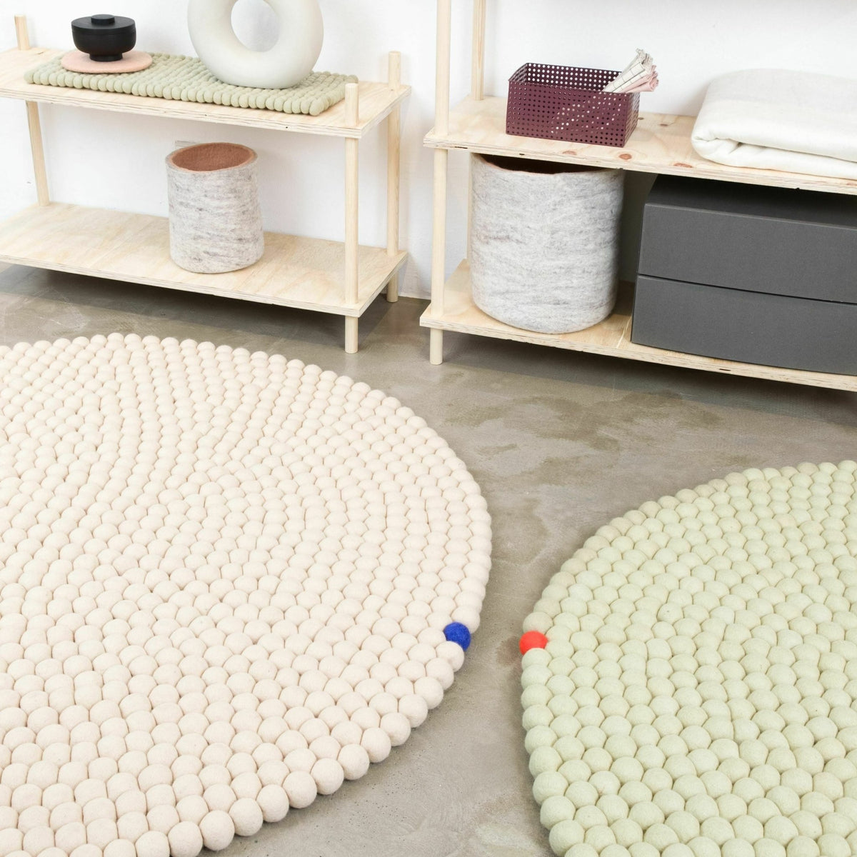 Tapis à boules de feutre beige 90 cm Big One - myfelt - The Cool Republic
