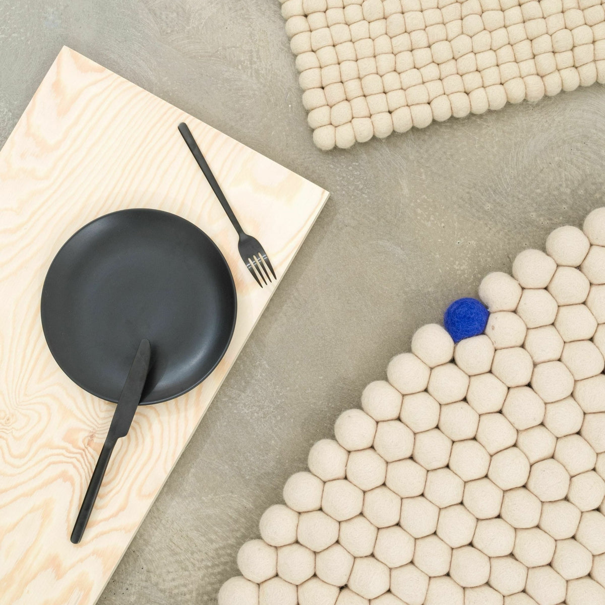 Tapis à boules de feutre beige 90 cm Big One - myfelt - The Cool Republic