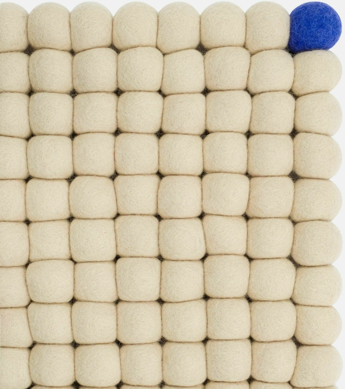 Tapis à boules de feutre beige 90x130 cm Big One - myfelt - The Cool Republic