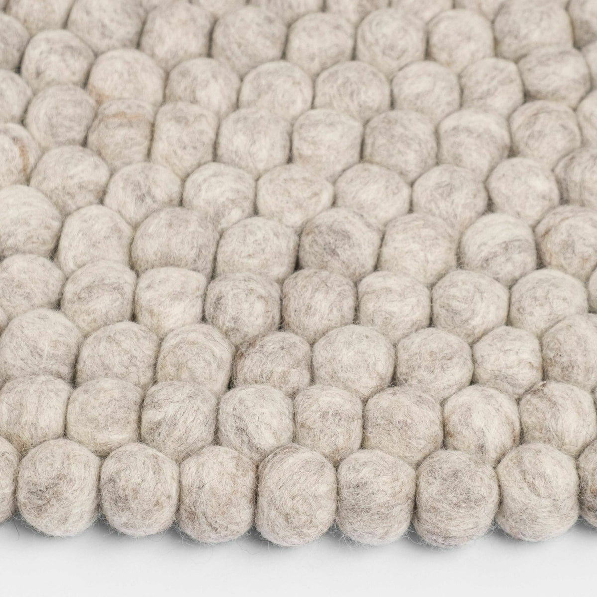 Tapis à boules de feutre beige marbré 160 cm Béla - myfelt - The Cool Republic