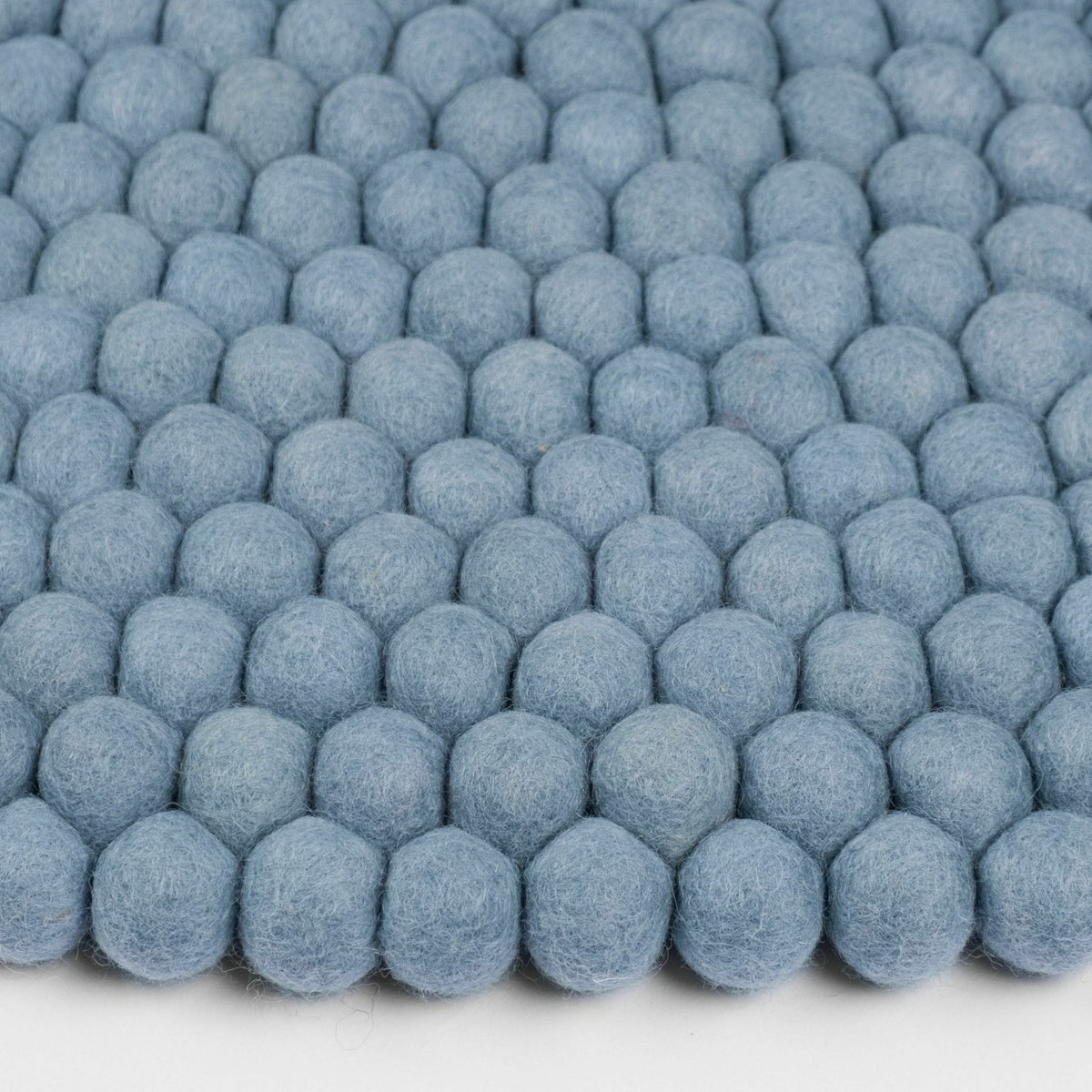 Tapis à boules de feutre bleu clair 50 cm Mia - myfelt - The Cool Republic
